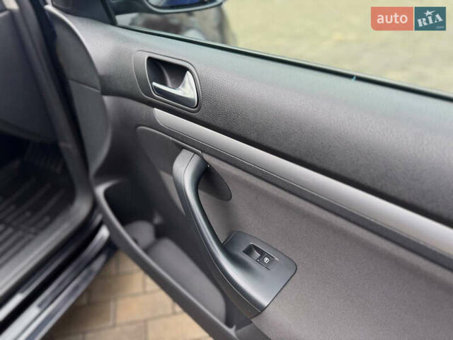 Черный Фольксваген Гольф, объемом двигателя 1.6 л и пробегом 325 тыс. км за 7300 $, фото 30 на Automoto.ua