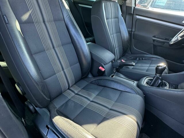 Черный Фольксваген Гольф, объемом двигателя 1.6 л и пробегом 270 тыс. км за 8350 $, фото 5 на Automoto.ua