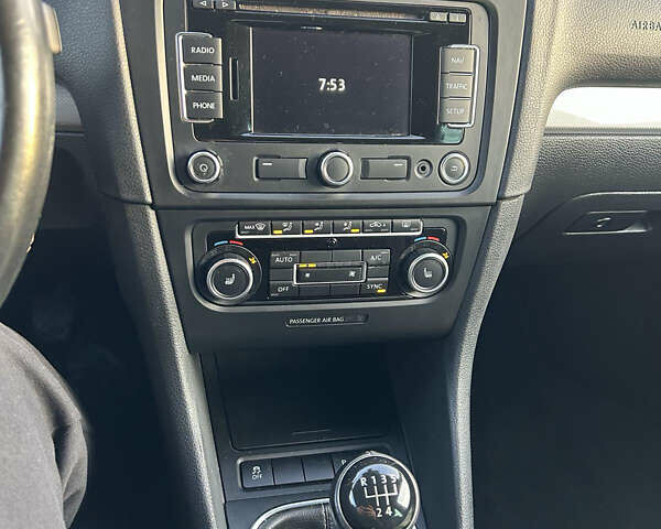 Черный Фольксваген Гольф, объемом двигателя 1.6 л и пробегом 237 тыс. км за 8150 $, фото 12 на Automoto.ua