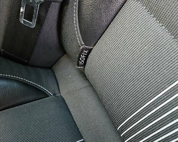 Черный Фольксваген Гольф, объемом двигателя 1.6 л и пробегом 326 тыс. км за 8950 $, фото 17 на Automoto.ua