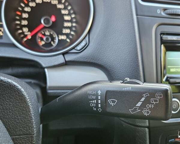 Черный Фольксваген Гольф, объемом двигателя 1.6 л и пробегом 326 тыс. км за 8950 $, фото 31 на Automoto.ua