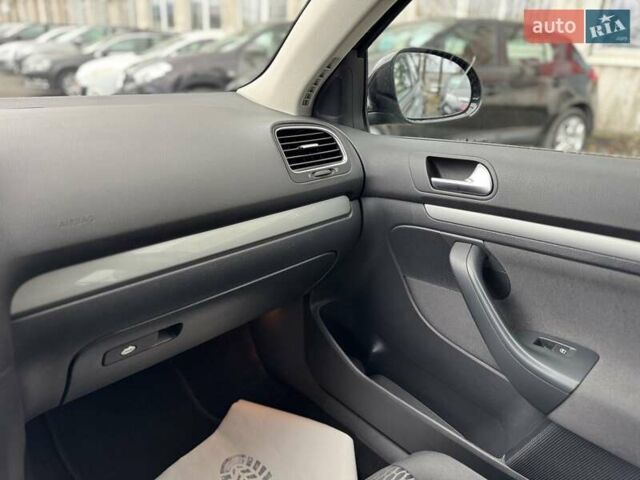 Черный Фольксваген Гольф, объемом двигателя 1.6 л и пробегом 207 тыс. км за 9300 $, фото 16 на Automoto.ua