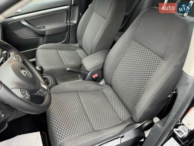 Черный Фольксваген Гольф, объемом двигателя 1.6 л и пробегом 207 тыс. км за 9300 $, фото 22 на Automoto.ua