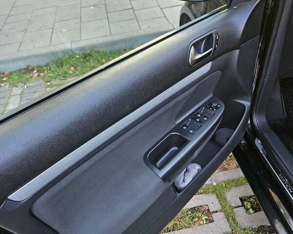 Черный Фольксваген Гольф, объемом двигателя 1.6 л и пробегом 326 тыс. км за 8950 $, фото 18 на Automoto.ua