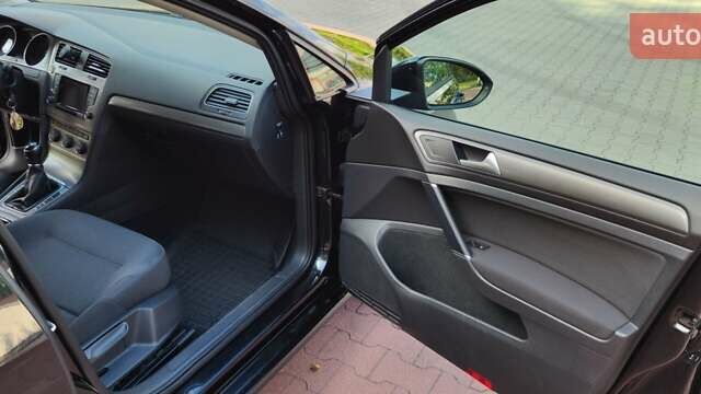 Черный Фольксваген Гольф, объемом двигателя 1.6 л и пробегом 335 тыс. км за 9963 $, фото 5 на Automoto.ua