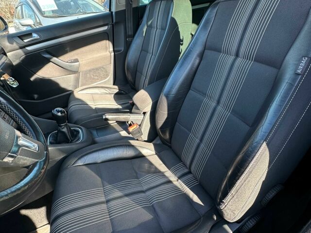 Черный Фольксваген Гольф, объемом двигателя 1.6 л и пробегом 270 тыс. км за 8350 $, фото 9 на Automoto.ua