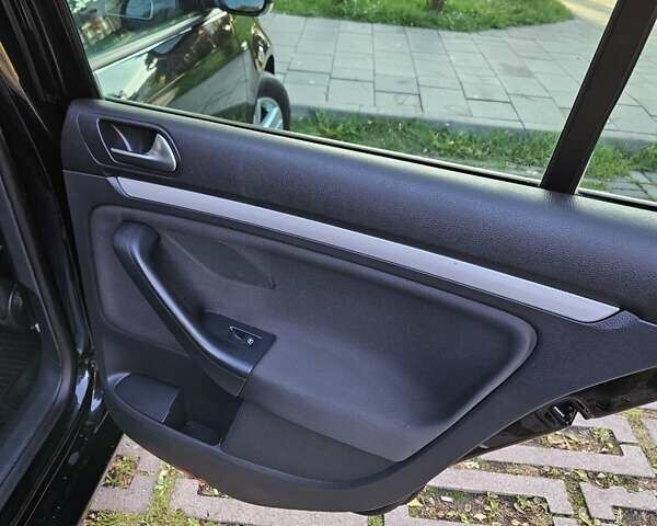 Черный Фольксваген Гольф, объемом двигателя 1.6 л и пробегом 326 тыс. км за 8950 $, фото 13 на Automoto.ua