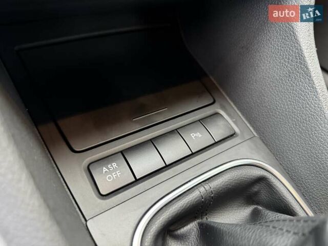 Черный Фольксваген Гольф, объемом двигателя 1.6 л и пробегом 207 тыс. км за 9300 $, фото 20 на Automoto.ua