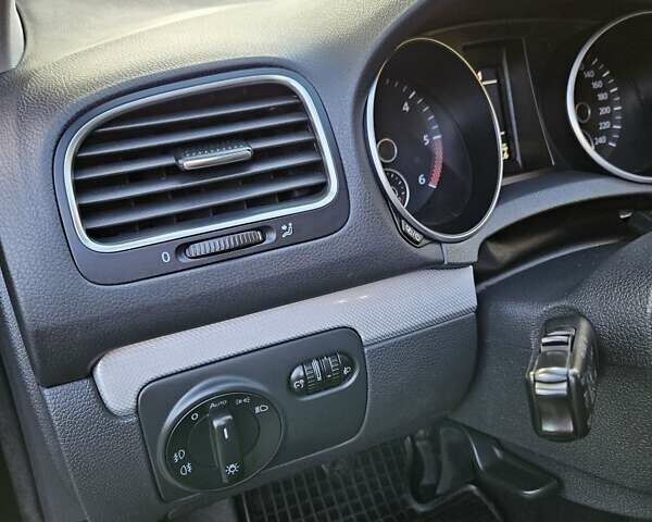 Черный Фольксваген Гольф, объемом двигателя 1.6 л и пробегом 326 тыс. км за 8950 $, фото 23 на Automoto.ua