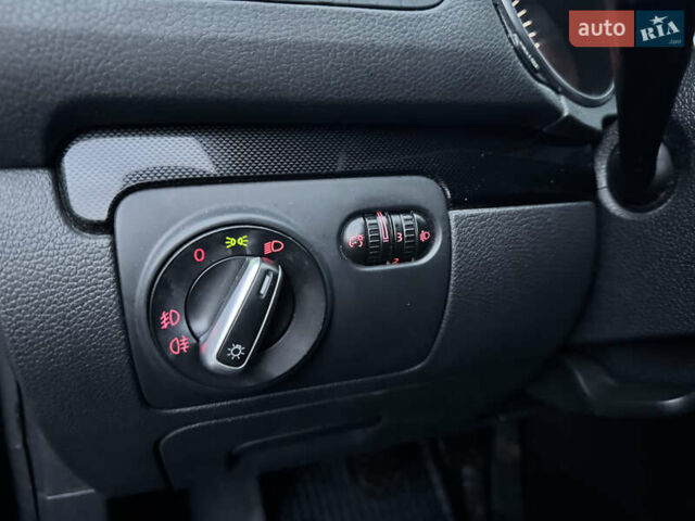 Черный Фольксваген Гольф, объемом двигателя 1.6 л и пробегом 276 тыс. км за 8999 $, фото 16 на Automoto.ua