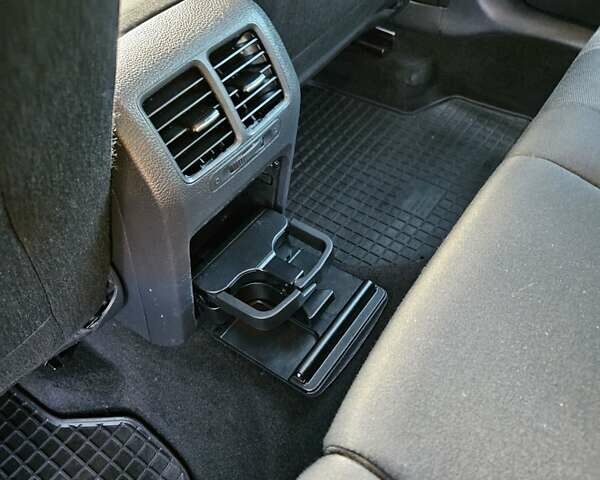 Черный Фольксваген Гольф, объемом двигателя 1.6 л и пробегом 326 тыс. км за 8950 $, фото 16 на Automoto.ua