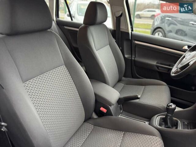 Черный Фольксваген Гольф, объемом двигателя 1.6 л и пробегом 207 тыс. км за 9300 $, фото 54 на Automoto.ua