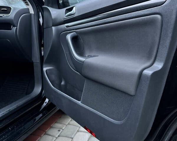 Черный Фольксваген Гольф, объемом двигателя 1.6 л и пробегом 276 тыс. км за 8999 $, фото 22 на Automoto.ua