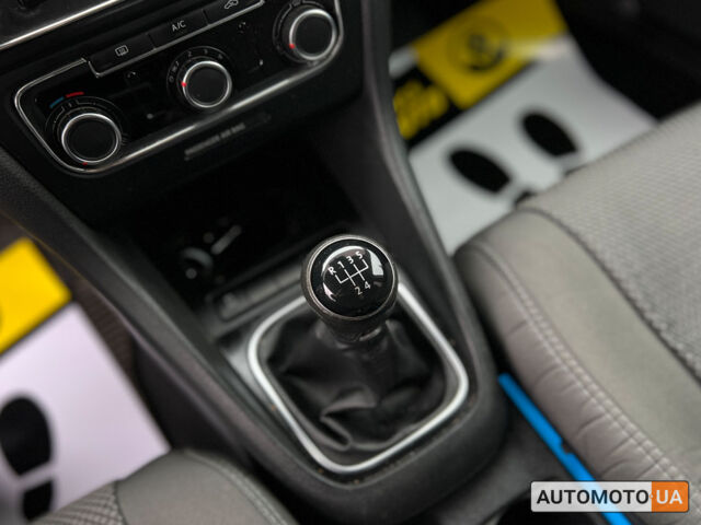 Черный Фольксваген Гольф, объемом двигателя 1.6 л и пробегом 267 тыс. км за 9600 $, фото 17 на Automoto.ua