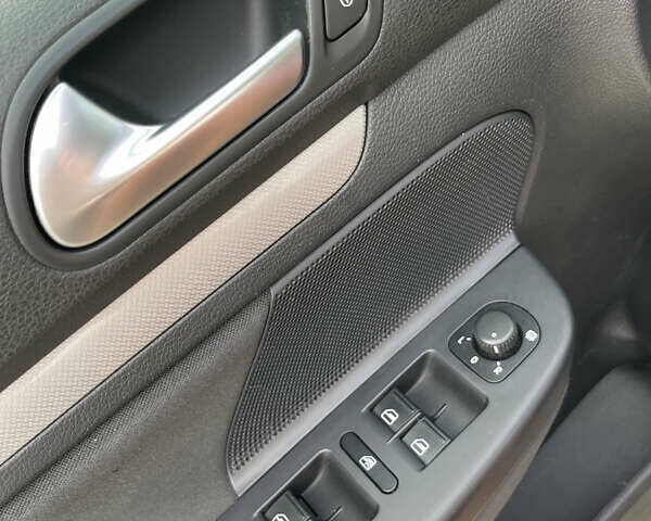 Черный Фольксваген Гольф, объемом двигателя 1.6 л и пробегом 279 тыс. км за 8400 $, фото 18 на Automoto.ua