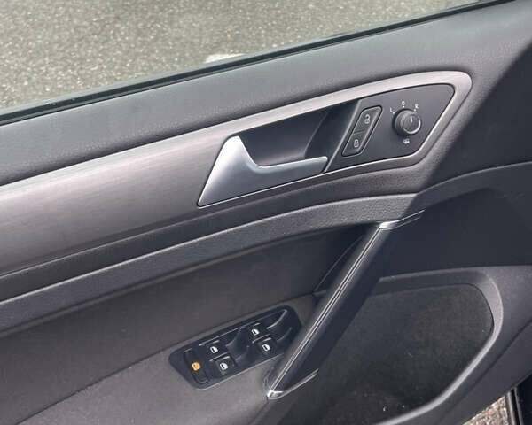 Черный Фольксваген Гольф, объемом двигателя 1.4 л и пробегом 220 тыс. км за 9500 $, фото 21 на Automoto.ua