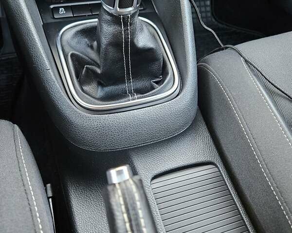 Черный Фольксваген Гольф, объемом двигателя 1.6 л и пробегом 326 тыс. км за 8950 $, фото 34 на Automoto.ua