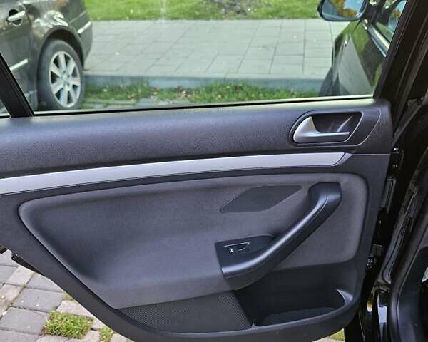 Черный Фольксваген Гольф, объемом двигателя 1.6 л и пробегом 326 тыс. км за 8950 $, фото 12 на Automoto.ua