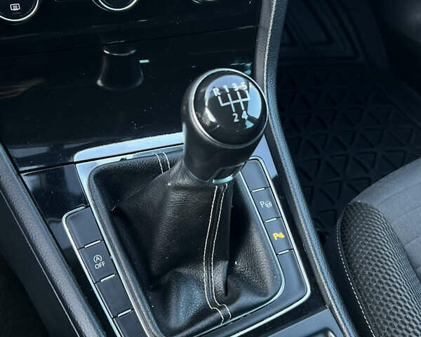 Черный Фольксваген Гольф, объемом двигателя 1.6 л и пробегом 230 тыс. км за 11800 $, фото 63 на Automoto.ua