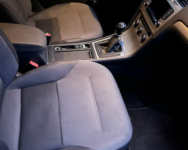 Черный Фольксваген Гольф, объемом двигателя 1.6 л и пробегом 210 тыс. км за 9750 $, фото 7 на Automoto.ua