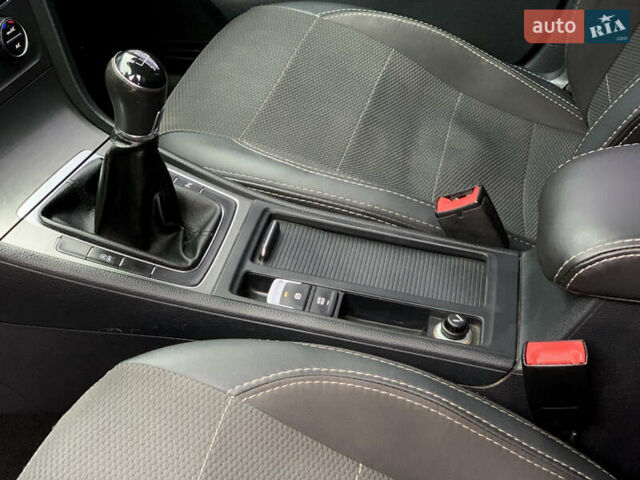 Черный Фольксваген Гольф, объемом двигателя 1.6 л и пробегом 272 тыс. км за 10700 $, фото 21 на Automoto.ua