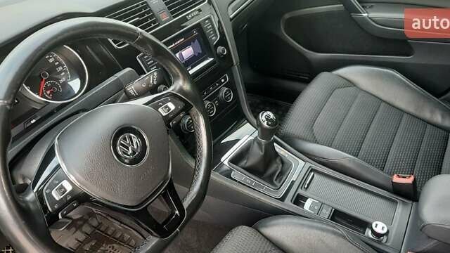 Черный Фольксваген Гольф, объемом двигателя 1.6 л и пробегом 400 тыс. км за 9500 $, фото 12 на Automoto.ua