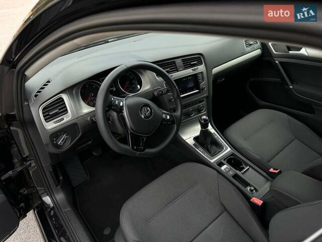Черный Фольксваген Гольф, объемом двигателя 1.6 л и пробегом 240 тыс. км за 10800 $, фото 14 на Automoto.ua