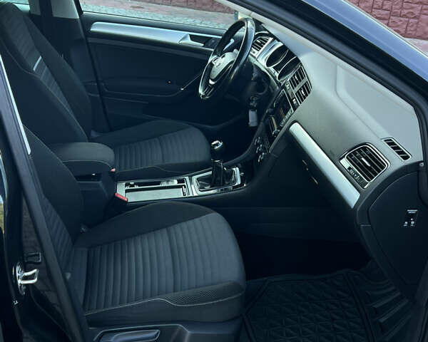 Черный Фольксваген Гольф, объемом двигателя 1.6 л и пробегом 230 тыс. км за 11800 $, фото 75 на Automoto.ua