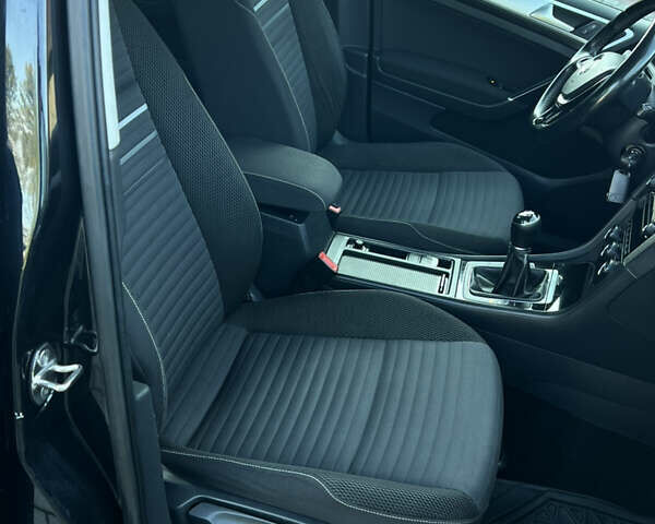 Черный Фольксваген Гольф, объемом двигателя 1.6 л и пробегом 230 тыс. км за 11800 $, фото 80 на Automoto.ua