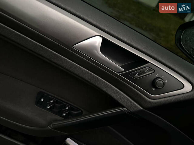 Черный Фольксваген Гольф, объемом двигателя 1.6 л и пробегом 285 тыс. км за 10350 $, фото 22 на Automoto.ua