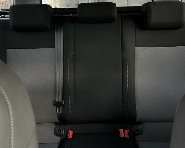 Черный Фольксваген Гольф, объемом двигателя 1.6 л и пробегом 209 тыс. км за 9600 $, фото 21 на Automoto.ua