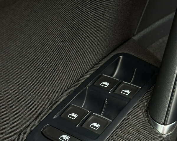 Черный Фольксваген Гольф, объемом двигателя 2 л и пробегом 242 тыс. км за 13290 $, фото 52 на Automoto.ua