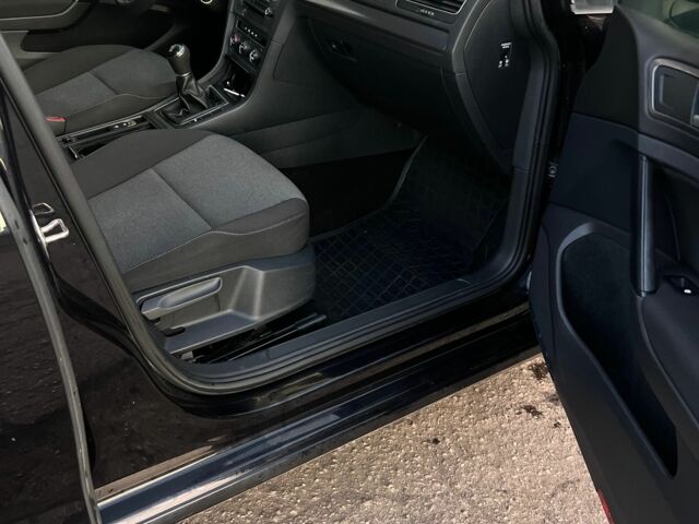 Черный Фольксваген Гольф, объемом двигателя 1.6 л и пробегом 209 тыс. км за 9600 $, фото 2 на Automoto.ua