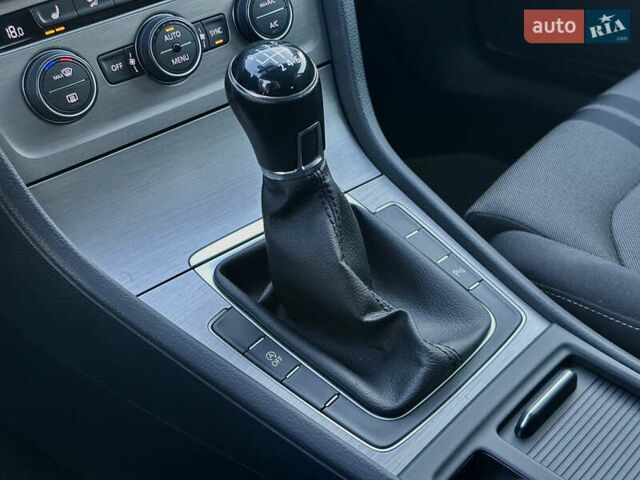 Черный Фольксваген Гольф, объемом двигателя 2 л и пробегом 248 тыс. км за 11999 $, фото 59 на Automoto.ua