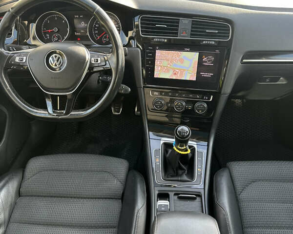 Черный Фольксваген Гольф, объемом двигателя 1.97 л и пробегом 330 тыс. км за 12500 $, фото 5 на Automoto.ua