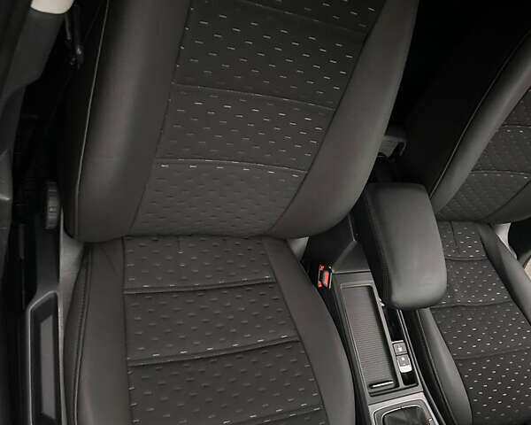 Черный Фольксваген Гольф, объемом двигателя 1.6 л и пробегом 285 тыс. км за 10350 $, фото 29 на Automoto.ua