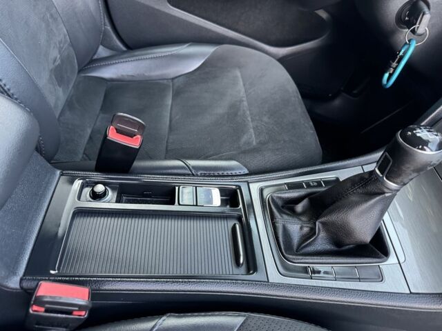 Черный Фольксваген Гольф, объемом двигателя 1.6 л и пробегом 220 тыс. км за 8800 $, фото 12 на Automoto.ua