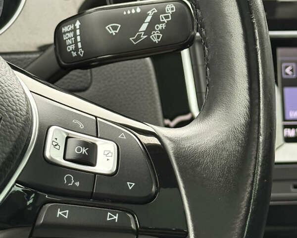 Черный Фольксваген Гольф, объемом двигателя 2 л и пробегом 242 тыс. км за 13290 $, фото 59 на Automoto.ua