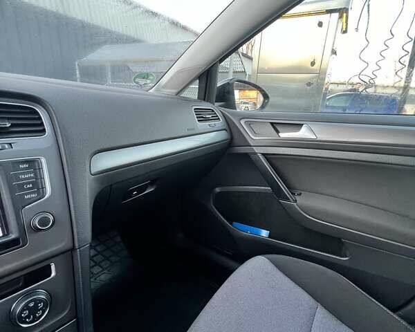 Черный Фольксваген Гольф, объемом двигателя 1.6 л и пробегом 209 тыс. км за 9600 $, фото 27 на Automoto.ua