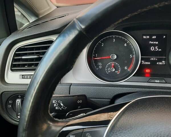 Черный Фольксваген Гольф, объемом двигателя 1.6 л и пробегом 253 тыс. км за 11950 $, фото 12 на Automoto.ua