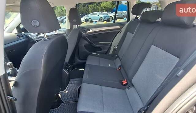 Черный Фольксваген Гольф, объемом двигателя 1.6 л и пробегом 275 тыс. км за 9700 $, фото 6 на Automoto.ua