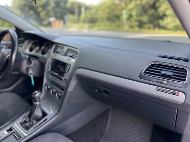 Черный Фольксваген Гольф, объемом двигателя 1.6 л и пробегом 220 тыс. км за 8800 $, фото 13 на Automoto.ua