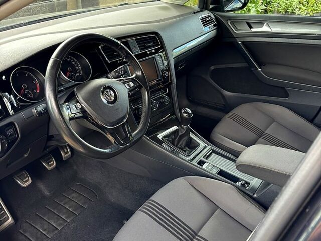 Черный Фольксваген Гольф, объемом двигателя 1.6 л и пробегом 290 тыс. км за 11900 $, фото 6 на Automoto.ua