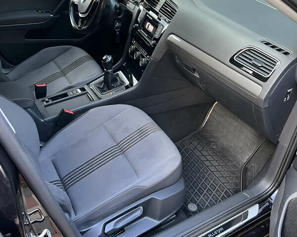 Черный Фольксваген Гольф, объемом двигателя 1.6 л и пробегом 275 тыс. км за 11100 $, фото 5 на Automoto.ua