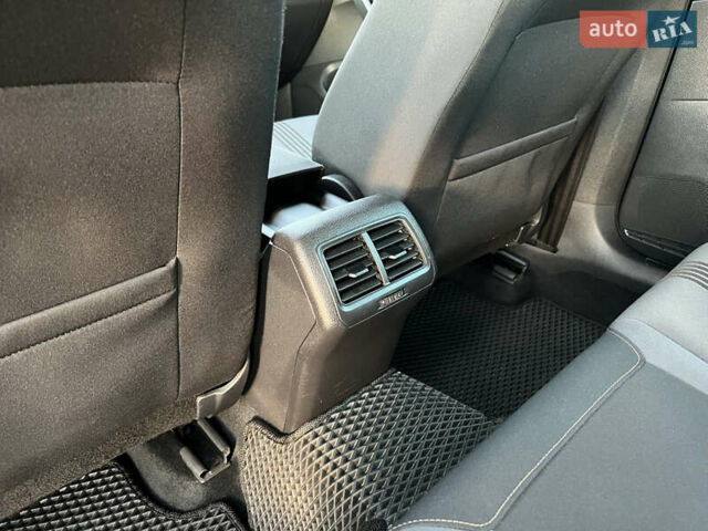 Черный Фольксваген Гольф, объемом двигателя 1.6 л и пробегом 235 тыс. км за 13700 $, фото 30 на Automoto.ua