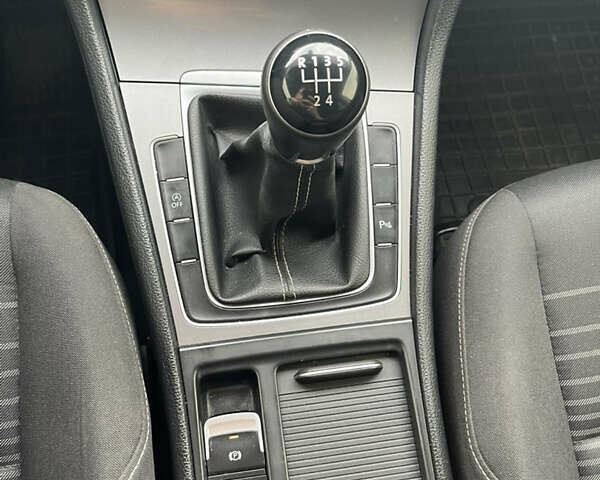 Черный Фольксваген Гольф, объемом двигателя 1.6 л и пробегом 295 тыс. км за 12500 $, фото 16 на Automoto.ua