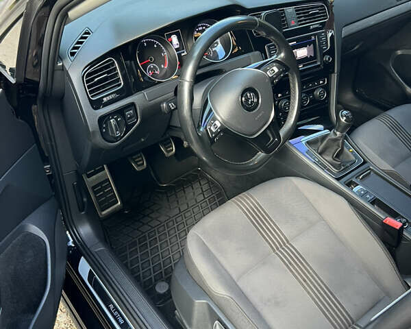 Черный Фольксваген Гольф, объемом двигателя 1.6 л и пробегом 275 тыс. км за 11100 $, фото 11 на Automoto.ua