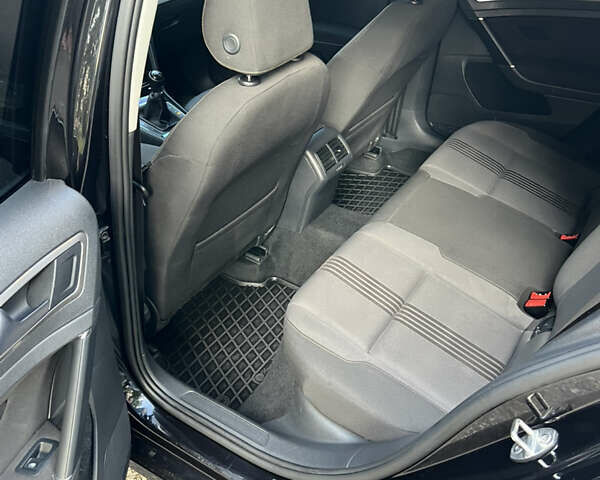 Черный Фольксваген Гольф, объемом двигателя 1.6 л и пробегом 275 тыс. км за 11100 $, фото 7 на Automoto.ua