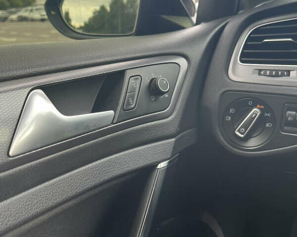 Черный Фольксваген Гольф, объемом двигателя 1.6 л и пробегом 295 тыс. км за 12500 $, фото 18 на Automoto.ua