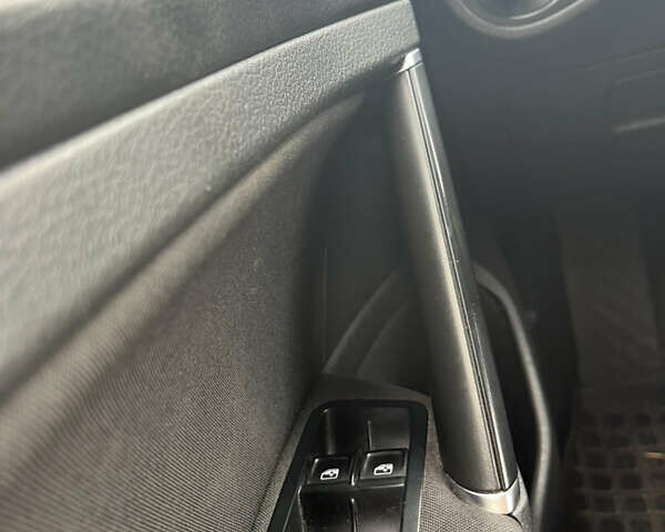 Черный Фольксваген Гольф, объемом двигателя 1.6 л и пробегом 295 тыс. км за 12500 $, фото 17 на Automoto.ua